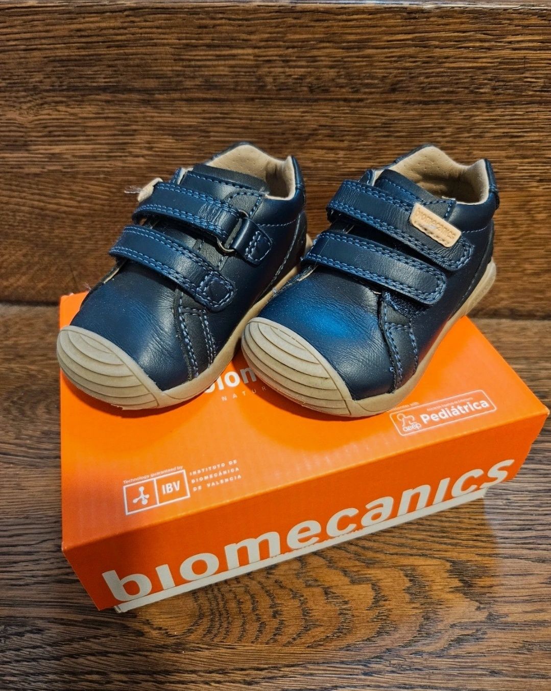 Buty dziecięce marki Biomecanics. Rozmiar 21.