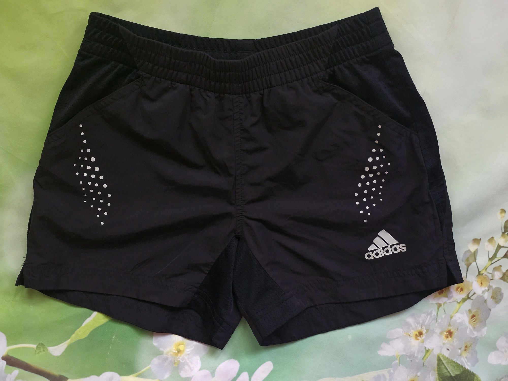Продам стильные женские шорты Adidas