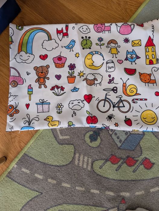 Nowe zasłony do pokoju dziecięcego, poszewka na poduszkę i dywan