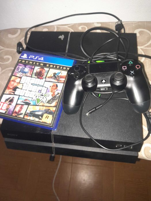 Vendo PlayStation 4 com comando e gta 5