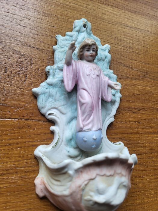 Stara biskwitowa kropielnica Dzieciątko Jezus