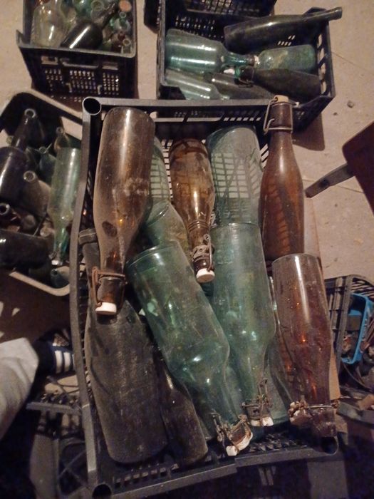 Stare butelki z korkami lub bez