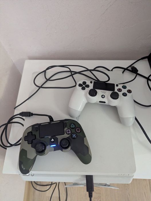 Playstation 4 Slim 512 GB + 2 джойстика
