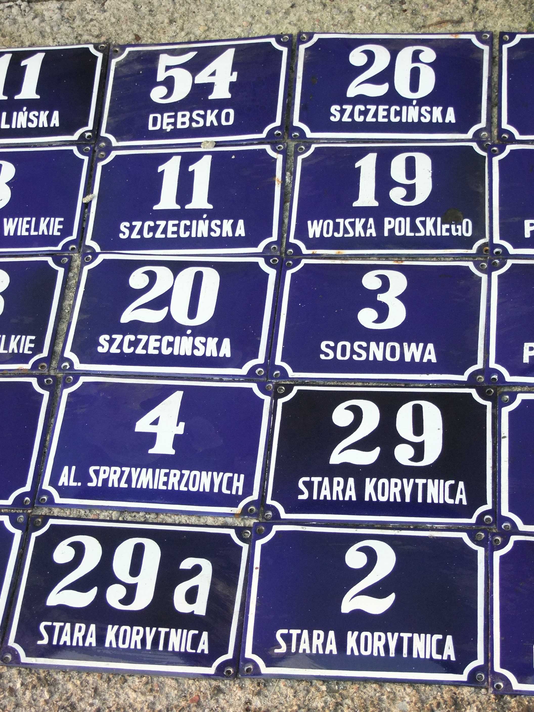 Dekoracyjne tabliczki z numerami ulic