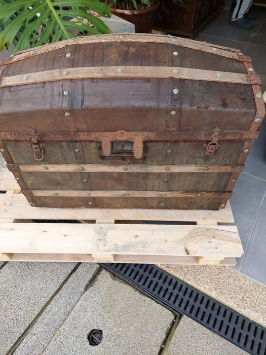 Baú antigo em madeira - estilo vintage / decorativo
Baú antigo em made