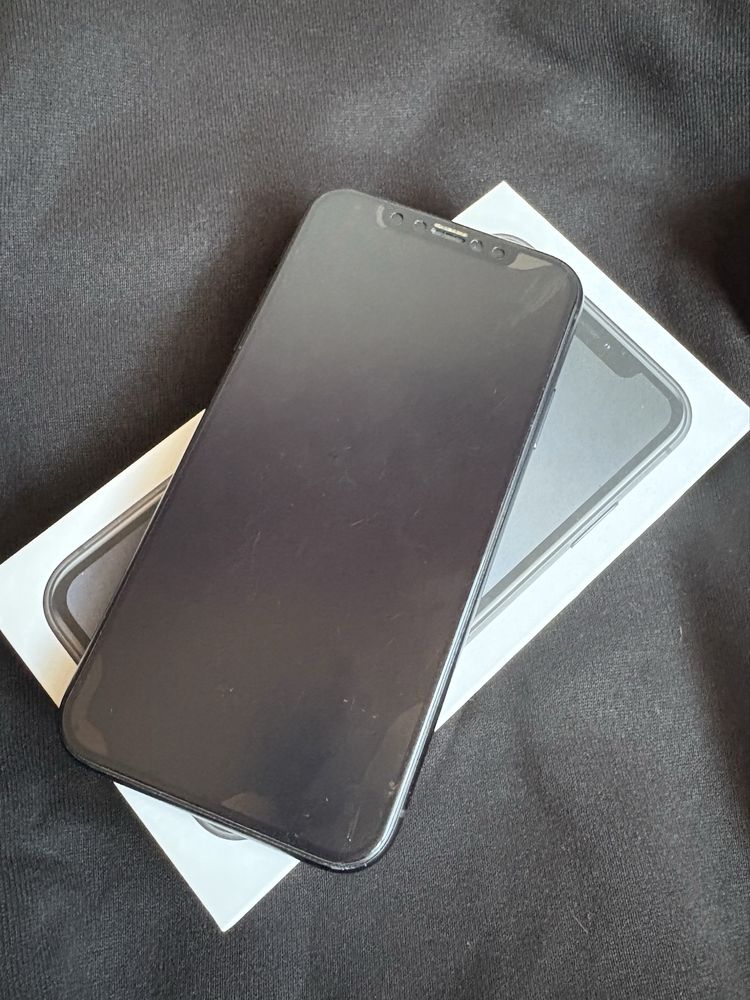 iPhone XR com caixa, cabo e capas