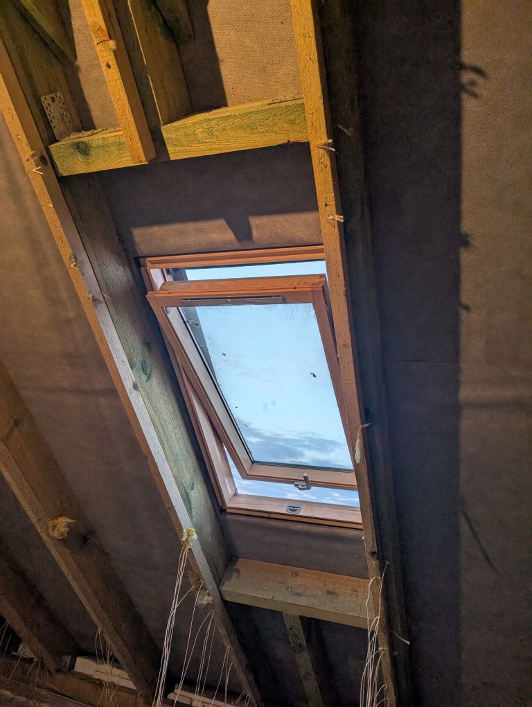 Okno Velux GZL FK06 1050B 37BE09M wraz z kołnierzem