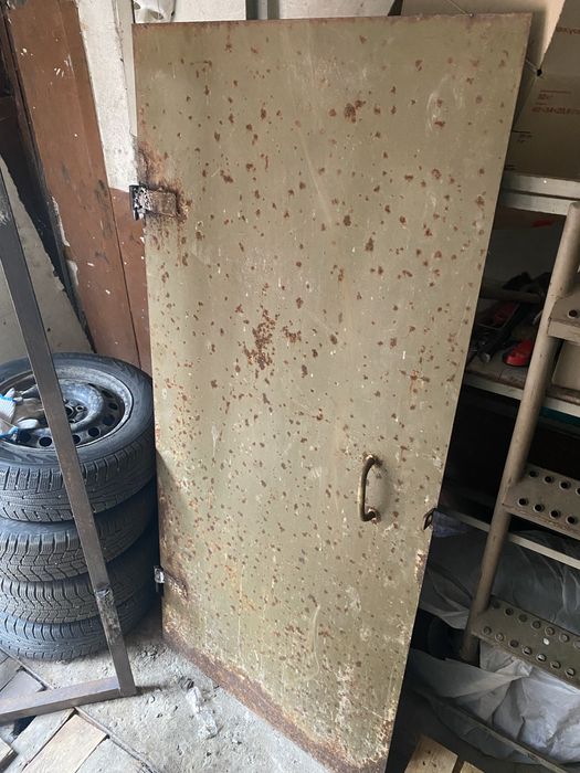 Металеві двері.