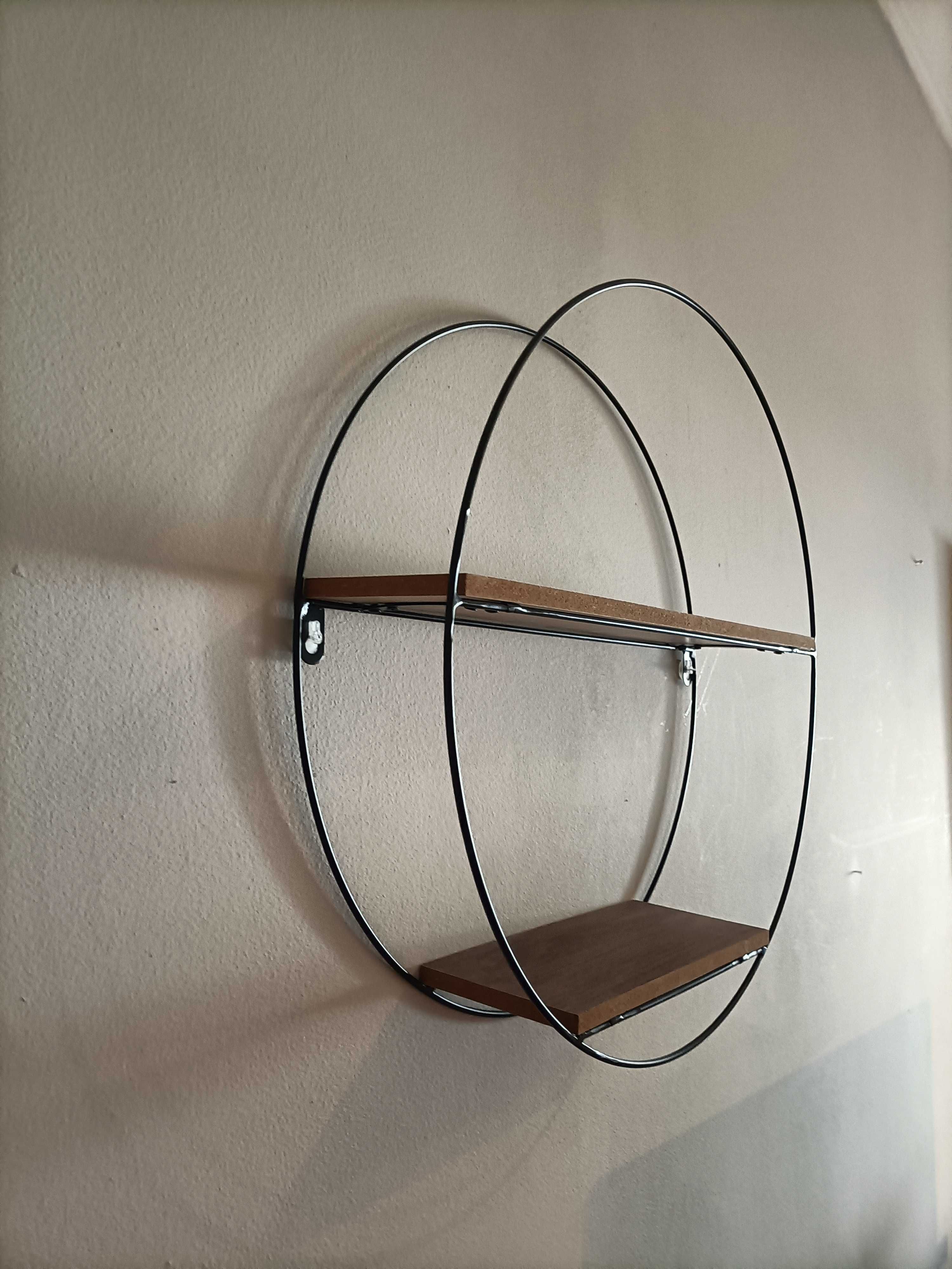 Prateleira decorativa metal preto e madeira