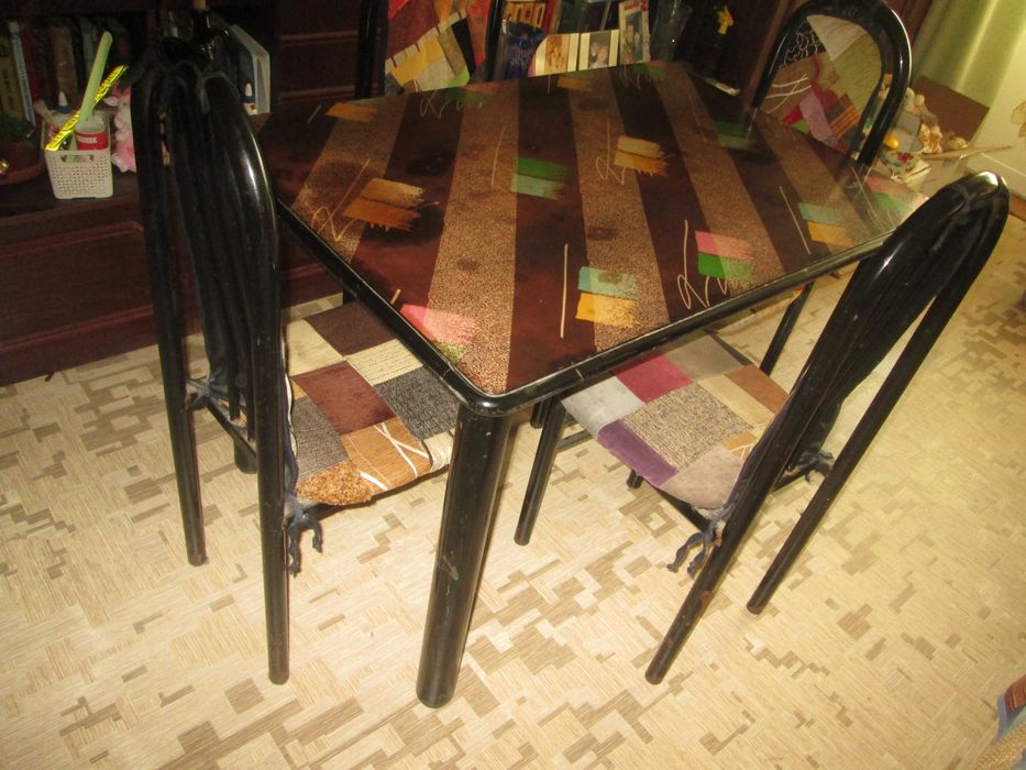 Стол обеденный и четыре стула