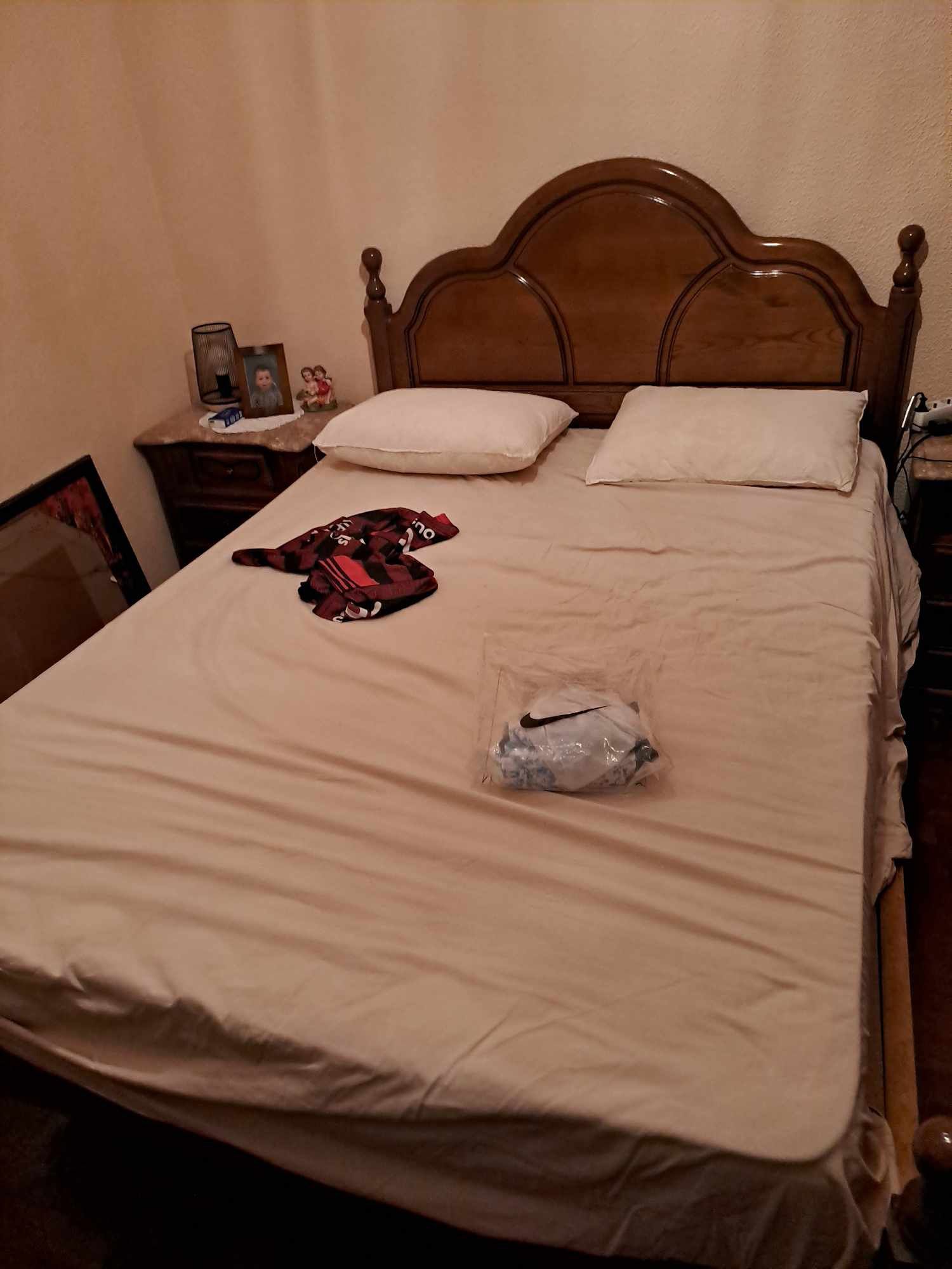 Quarto de Casal Completo em Pinho Massiço