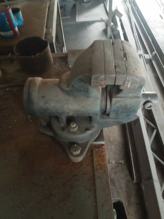 Продам поворотные слесарные тиски ( тисы )