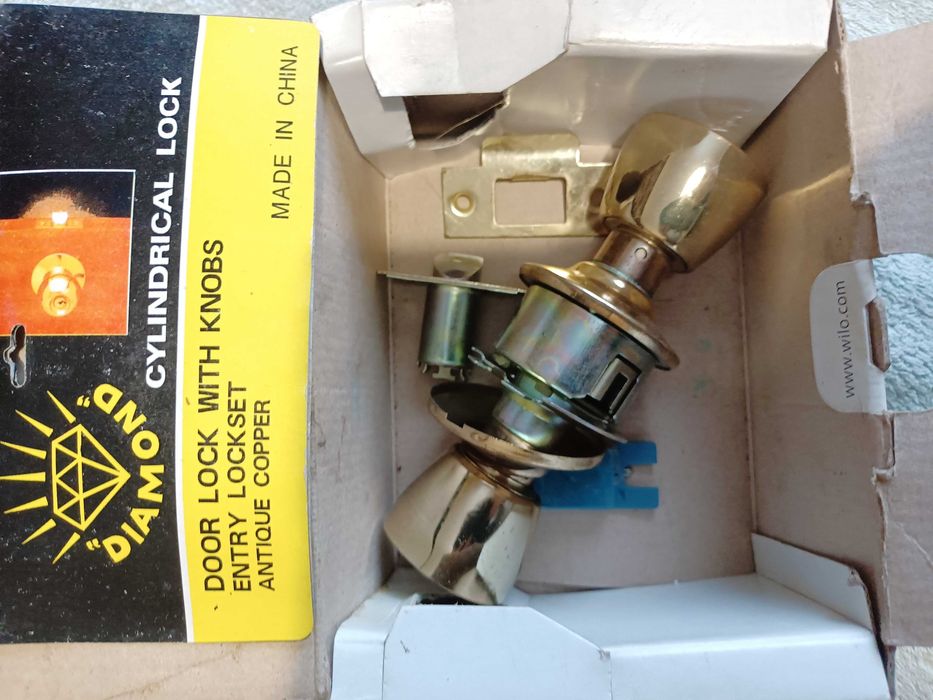 мебельна ручка зашелка для дверей в коробочкі