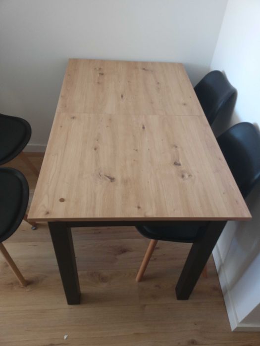 mesa extensiva com 06 cadeiras