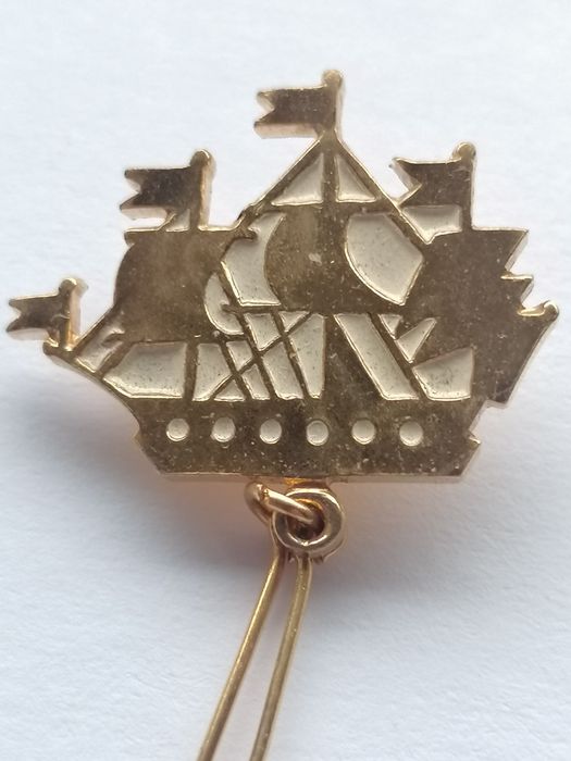 Брошь  кораблик.