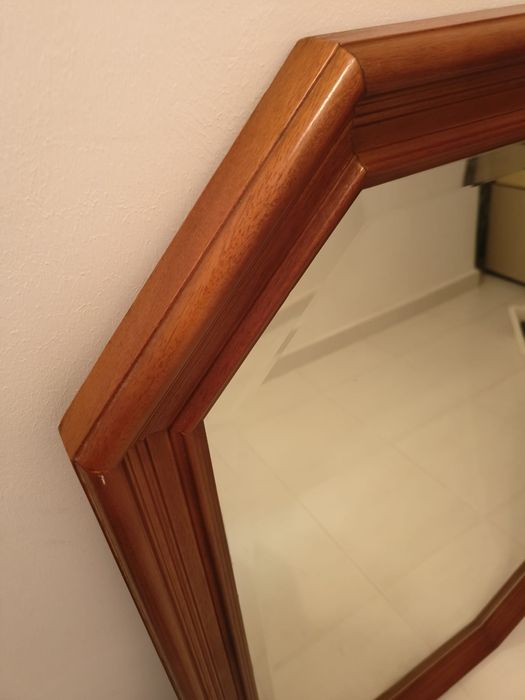 Espelho com moldura em madeira mogno