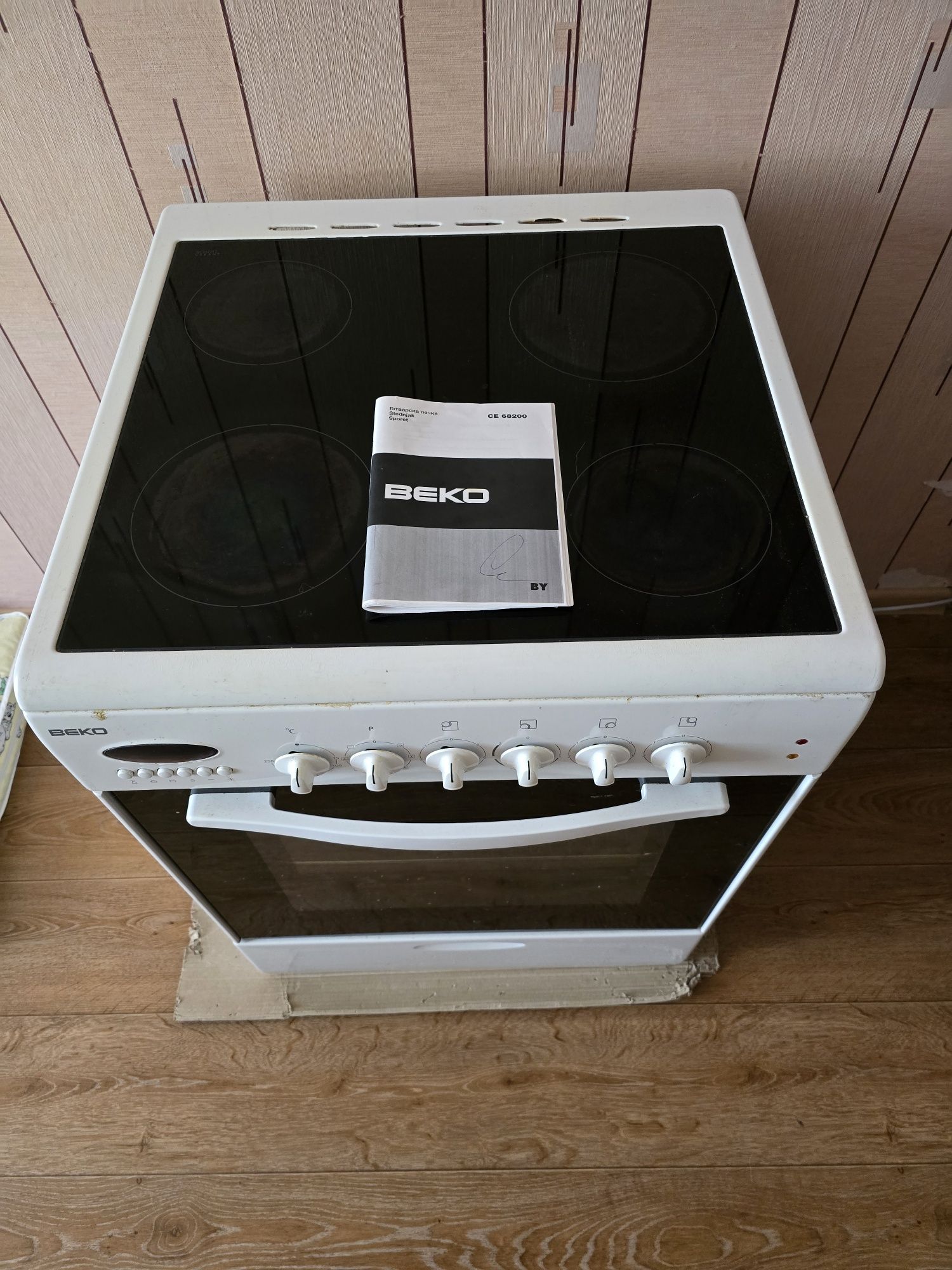 Електроплита BEKO.
