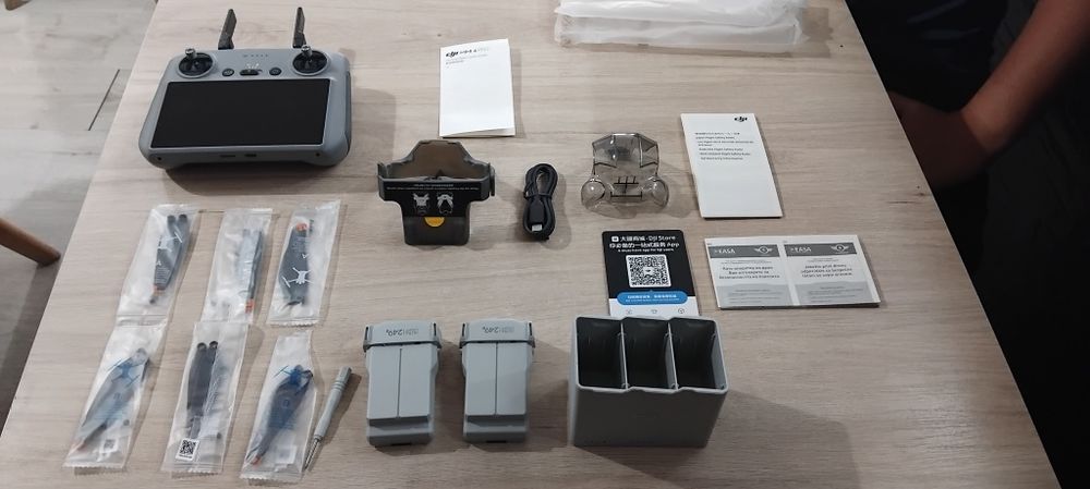 DJI Mini 4 Pro Combo Original–Controle com Tela, Baterias e Acessórios