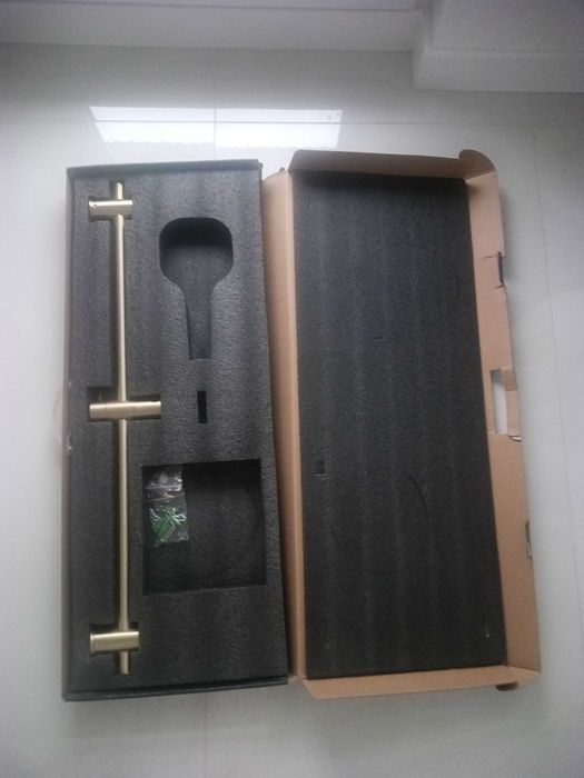 Штанга з тримачем для ванної кімнати у кольорі матове золото