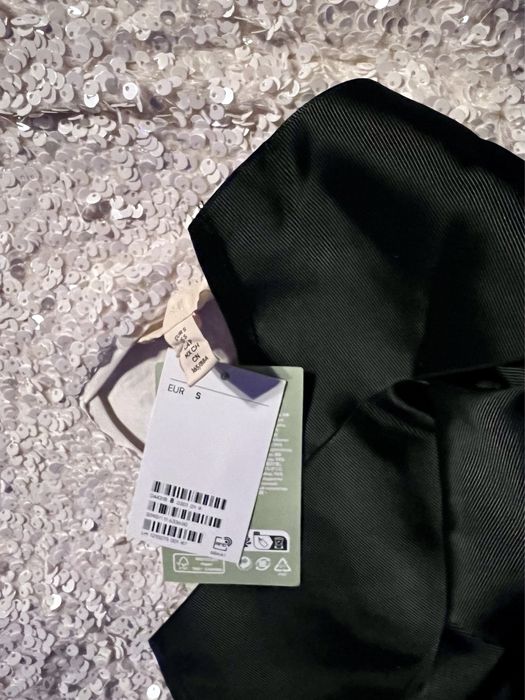 Viralowa sukienka H&M S cekiny cekinowa biała kokarda