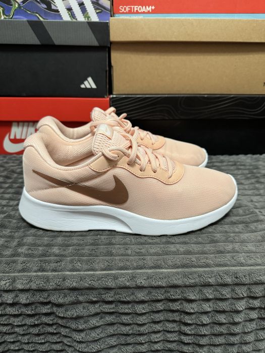 Жіночі кросівки Nike Wmns Tanjun 39(25см) оригінал