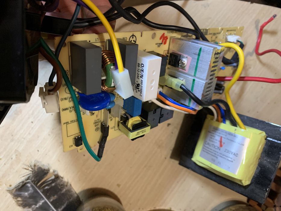 Zasilacz awaryjny APC Back UPS 700 390W