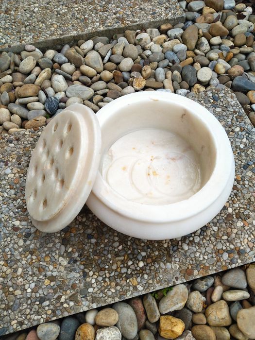 Floreira em mármore branco