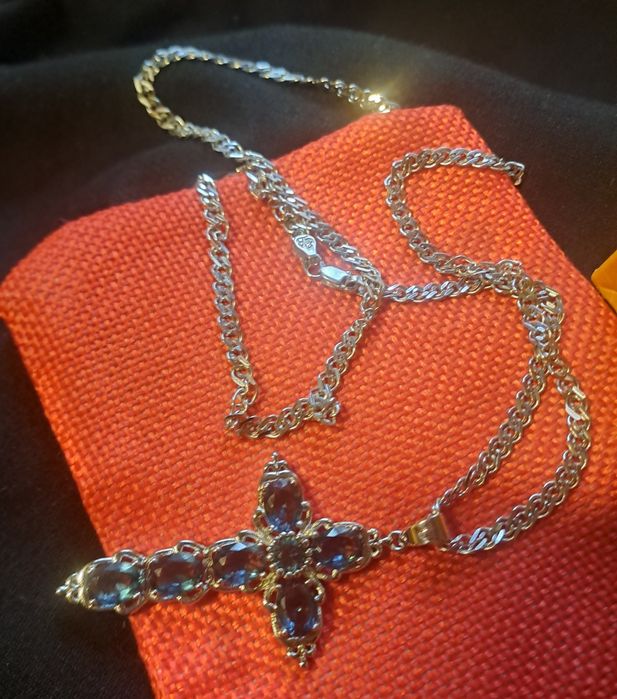 Продам срібний хрест з ланцюгом,топази