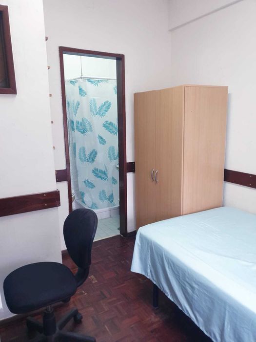 Quarto para estudante com casa de banho privativa.