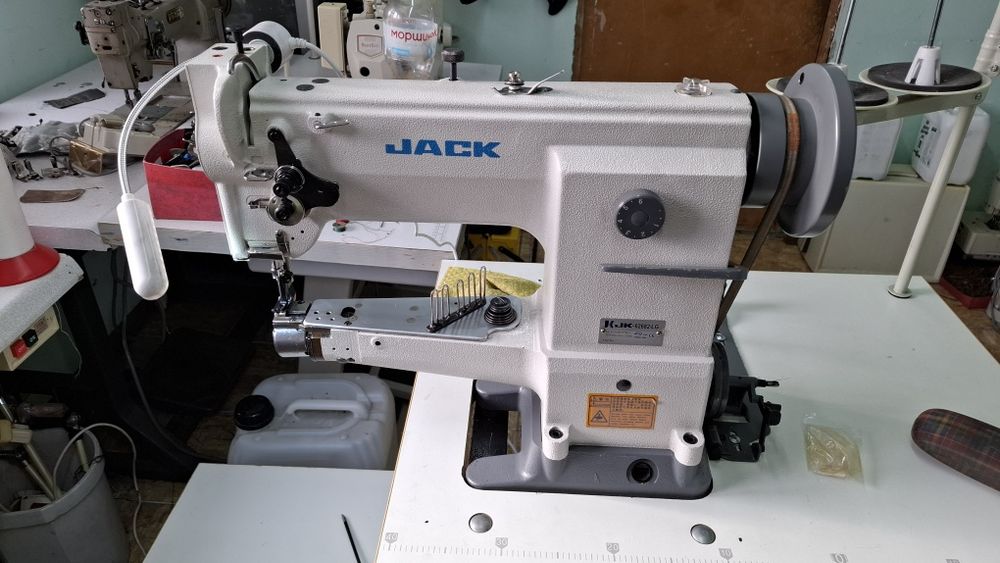 Швейна машина, розпошивальна Jack з серводвигуном. Оверлок Juki Siruba