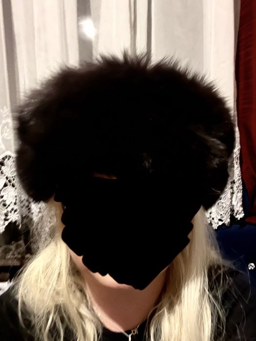 Czarna czapka z lisa