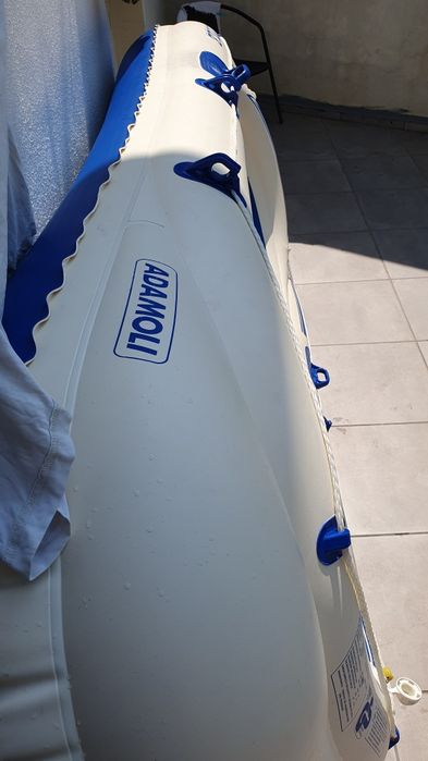Barco insuflável com remos de alumini