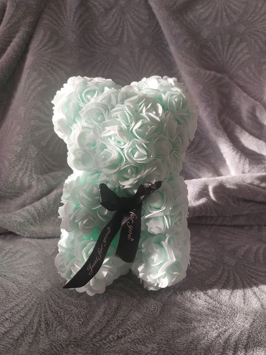 Miś z róż idealny na prezent.