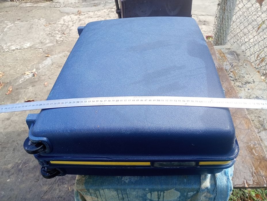 Пластиковий чемодан