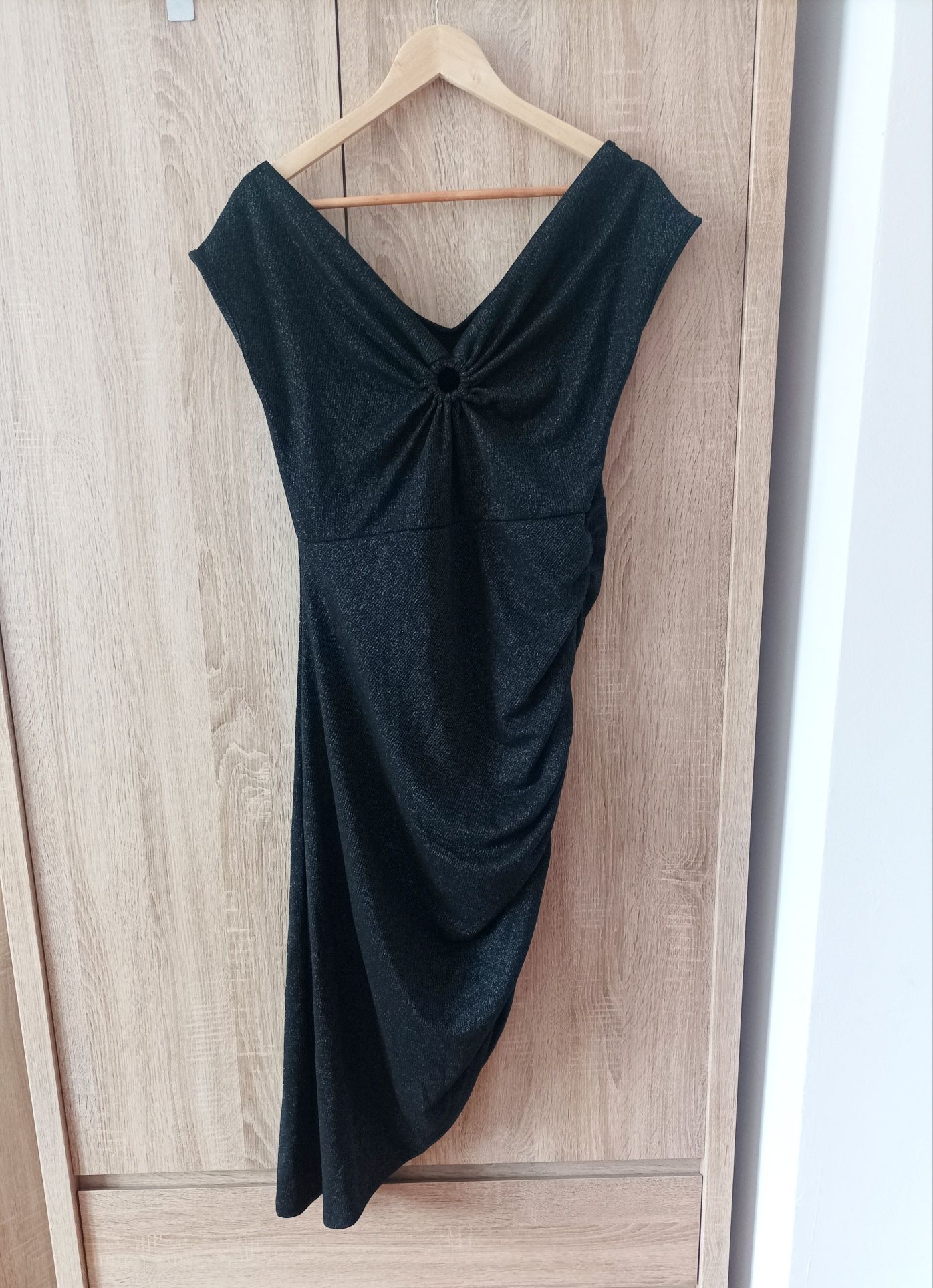 Czarna asymetryczna sukienka midi maxi połyskująca Dazy dekolf