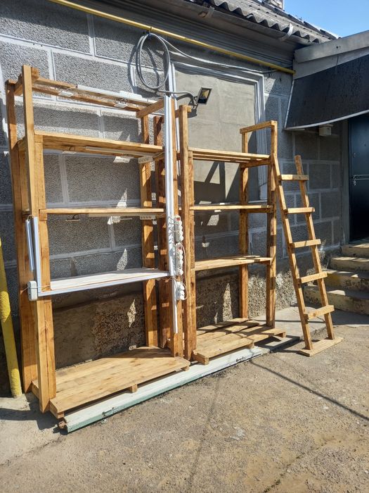 Стелажи деревяные для аквариумов.