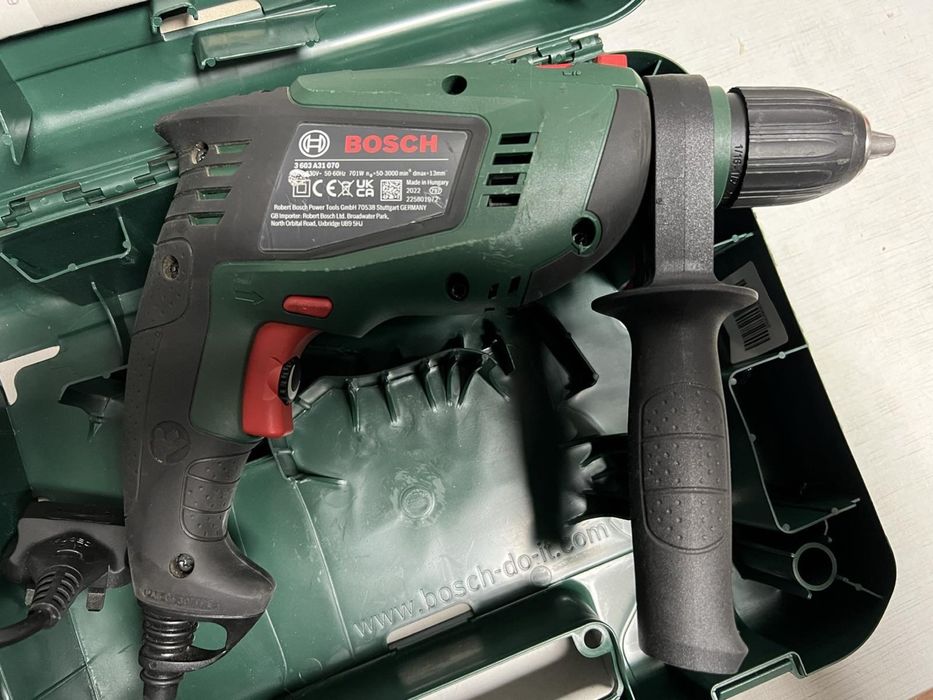 Дриль ударний Bosch UniversalImpact 700 у валізі Англія