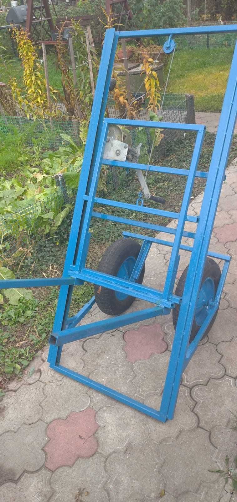 Wózek do przenoszenia uli pszczelich.