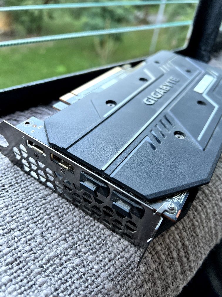 Відеокарта rx5600xt 6gb ddr6