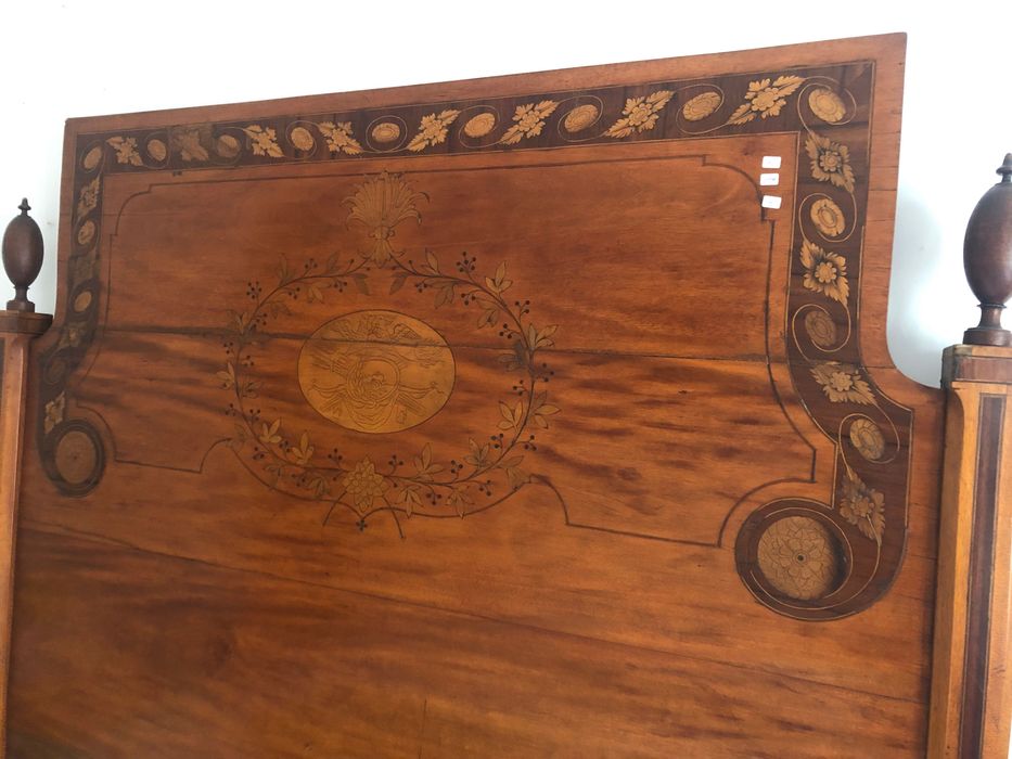 Cama de casal D.Maria em espinheiro c/ embutidos