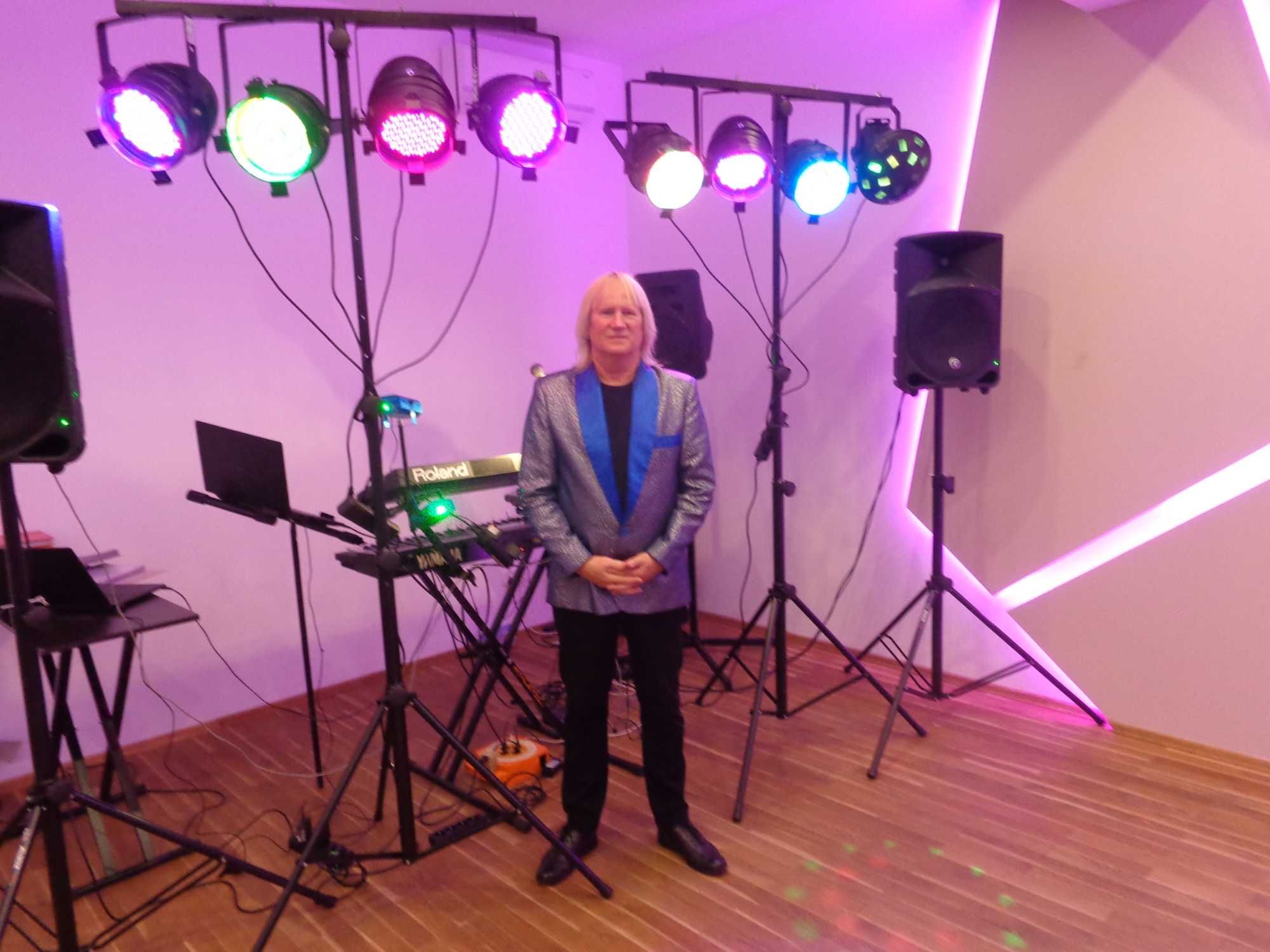Dj prezenter oraz muzyk grający i śpiewający