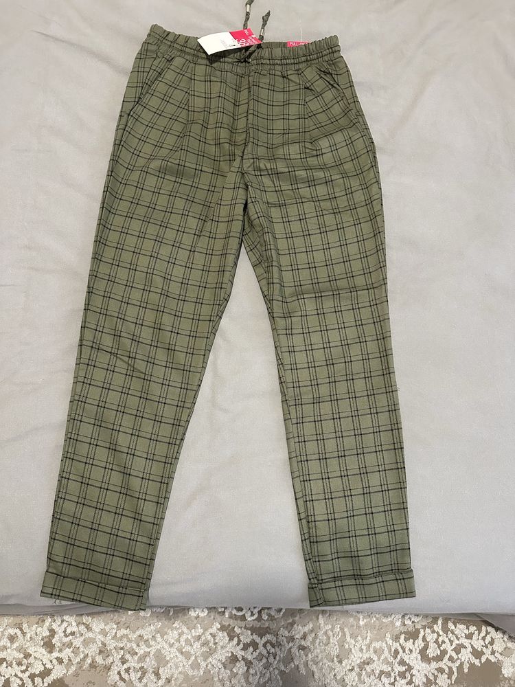 Calça cáqui em cela de verão novo