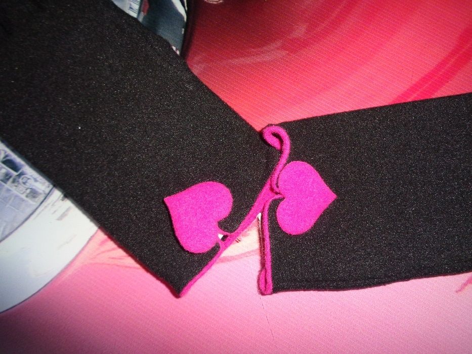 czarne NOWE eleganckie welurowe rękawiczki z różowym sercem one size