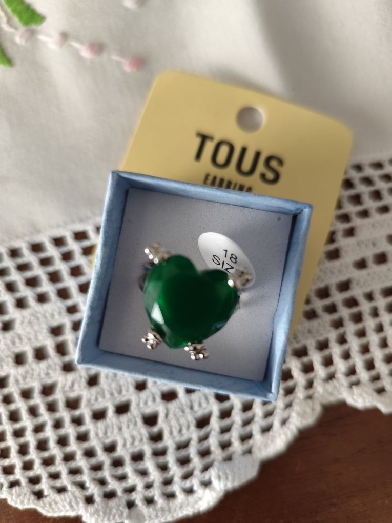 Anel Tous nr 19 prateado com pedra verde