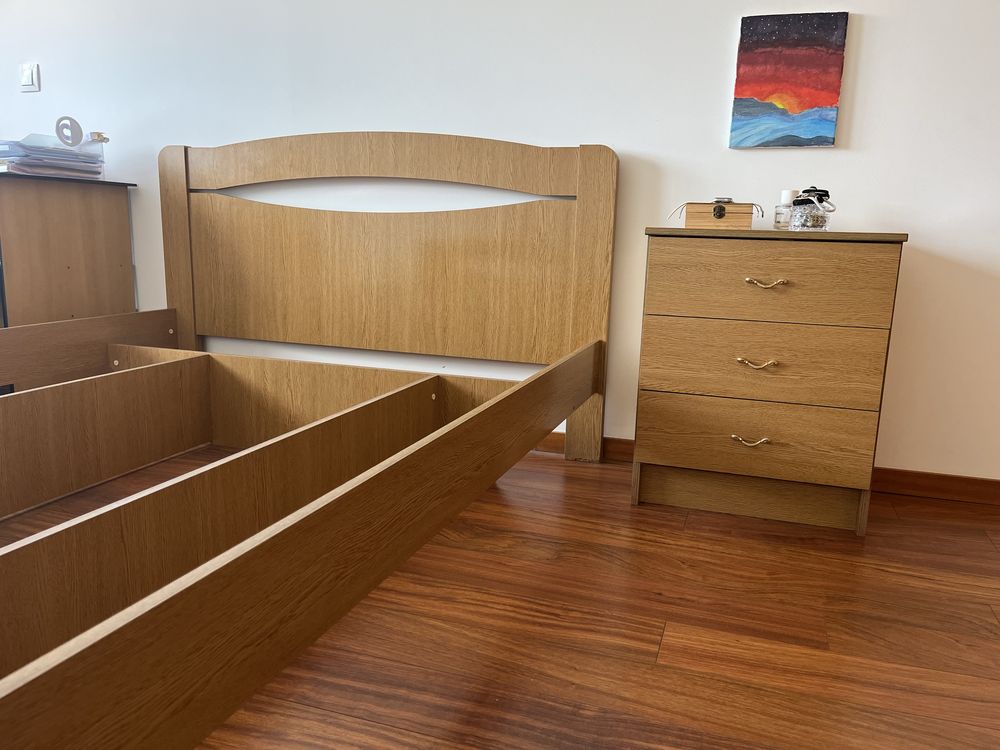 Cama casal + Mesinha cabeceira