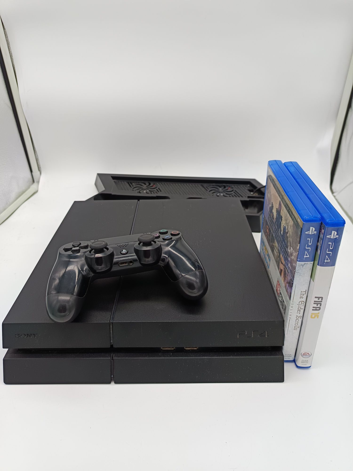 Konsola PlayStation 4 + 2 gry + podstawka + pad okablowanie