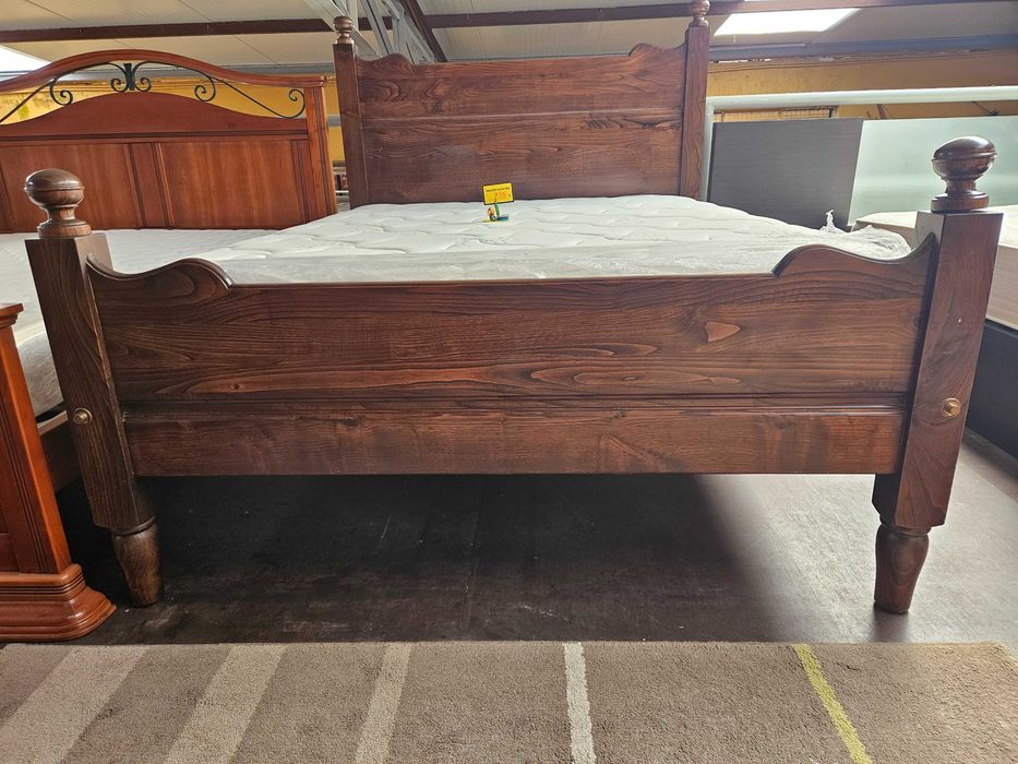 Magnifica cama em madeira maciça com estrado e colchã