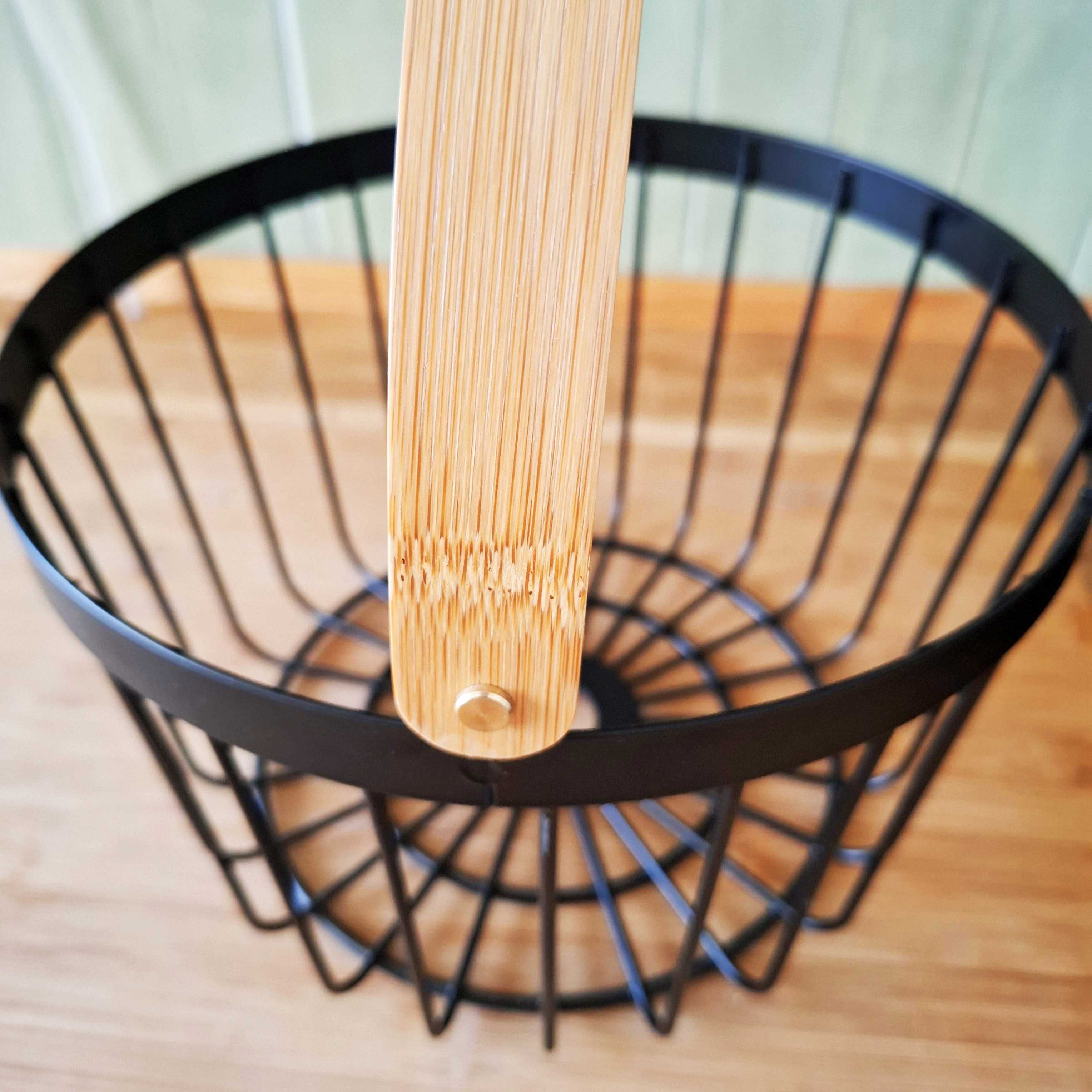Cesta em metal preto com pega de bambu
