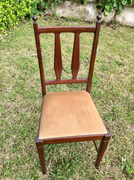 Cadeira vintage de madeira nobre