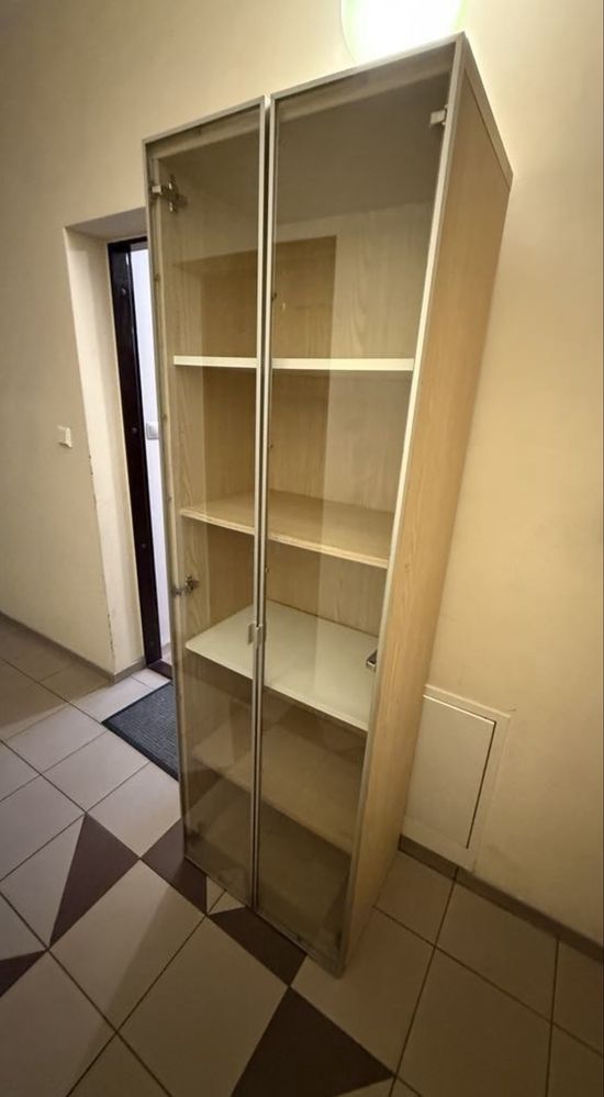 Sprzedam regał ze szklanymi drzwiami